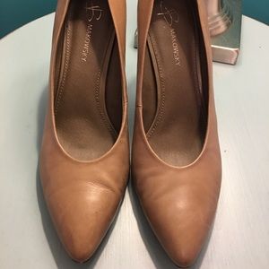 Women's Classic Pump by B. Makowsky
Size 9.5